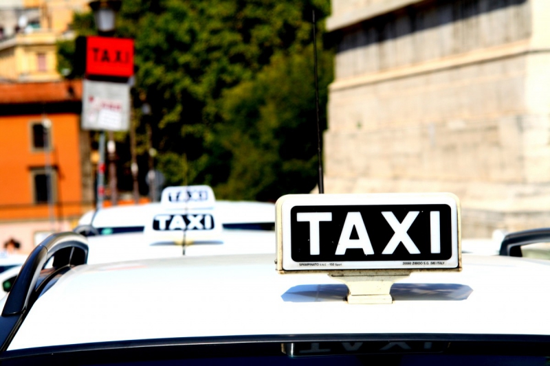 taxis-TOURVES-min_taxi_auto_rome_road_white-1051610